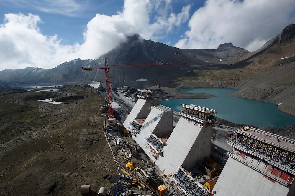 Bau der Staumauer am Muttsee für das Pumpspeicherkraftwerk Linth-Limmern