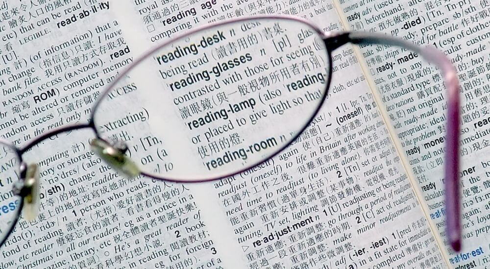 Mit dem Einsetzen der Altersweitsichtigkeit wird eine Lesebrille benötigt