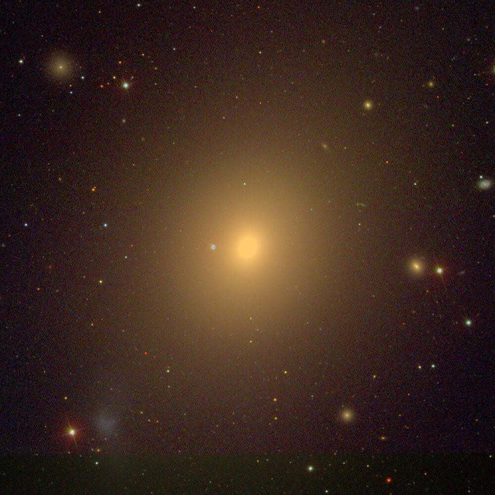 Rotverschiebung des Lichts der elliptischen Galaxie "Messier 49" im Sternbild Jungfrau aufgrund des relativistischen Dopplereffekts, Image shared on Wikimedia Commons, CC BY 4.0