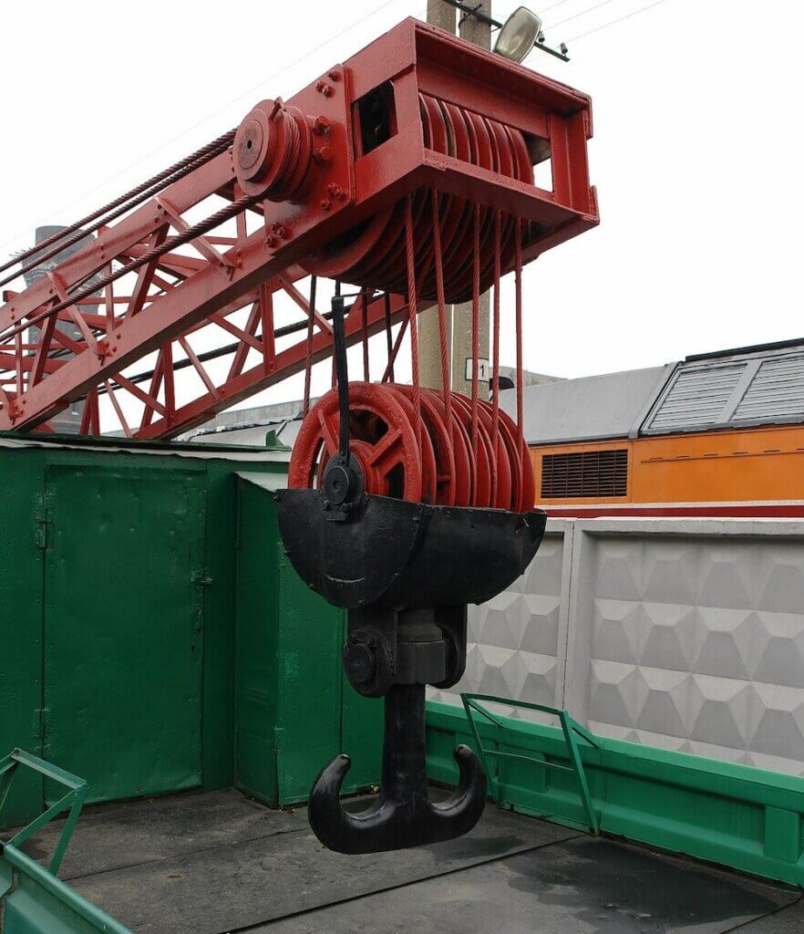 Flaschenzug an einem Eisenbahnkran, Image by Georg Shuklin, CC BY-SA 1.0