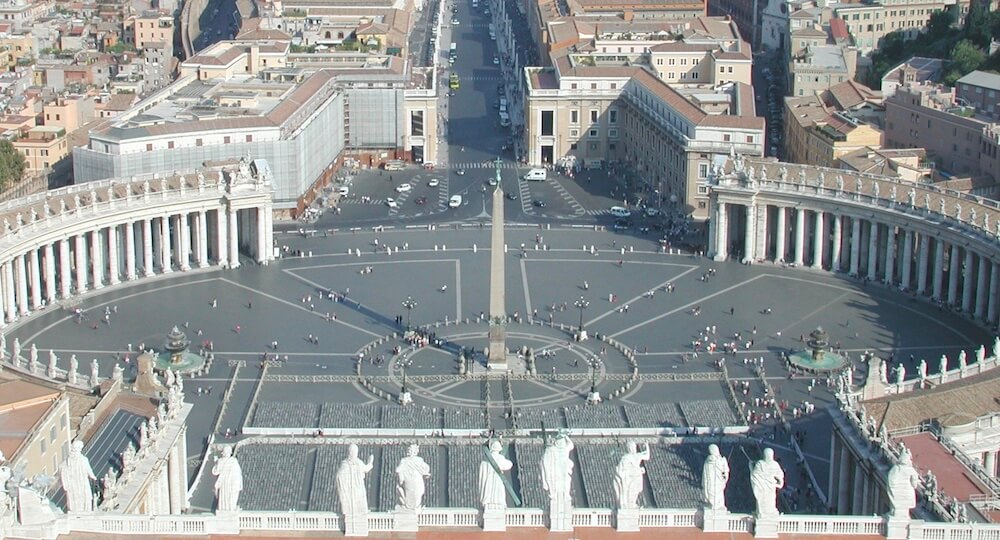 Aufgerichteter Obelisk auf dem Platz vor dem Petersdom in Rom, CC BY-SA 3.0