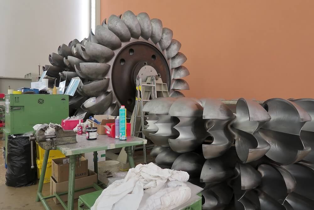 Ausgebaute Pelton-Turbinen