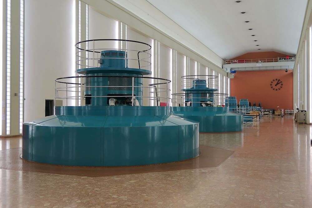 Wasserkraft mit Pelton-Turbinen: Generatoren