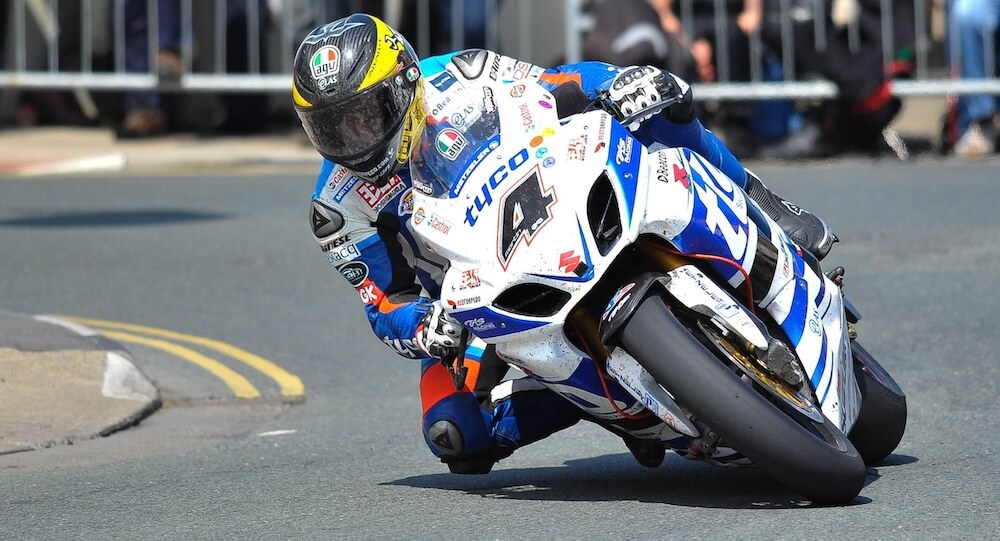 Reibungskraft: Das Abrollen der Räder erzeugt Rollreibung. Seitlich haften die Reifen am Boden und verhindern ein Wegrutschen (Haftreibung)