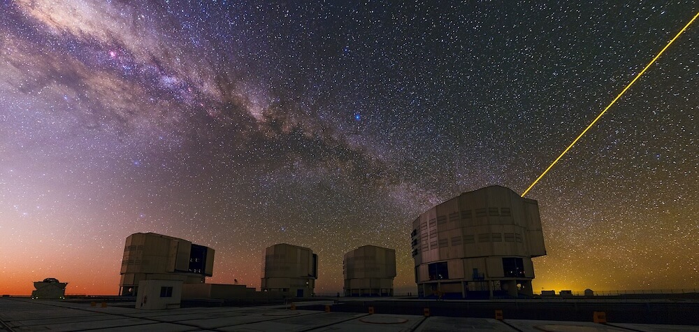 ESO-Paranal-Observatorien mit Laserstrahl für die adaptive Optik Image by ESO/B. Tafreshi (twanight.org), CC BY 4.0