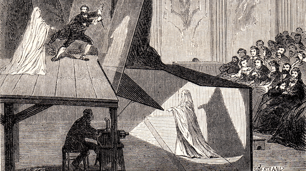 Bühnenaufbau für die Illusionstechnik "Pepper's Ghost": Eine hell erleuchtete Figur unterhalb der Bühne spiegelt sich in einer Glasscheibe. Für das Publikum sieht es so aus, als ob der Geist auf der Bühne steht.