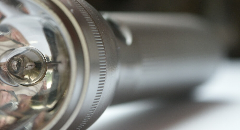 Konkavspiegel mit Punktlichtquelle im Brennpunkt erzeugt Parallelstrahlen