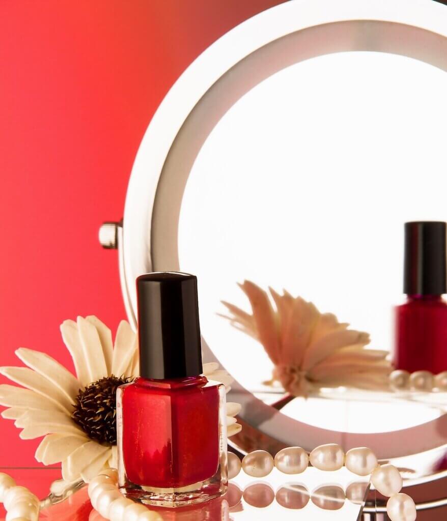 Das vergrösserte, reelle Spiegelbild macht den Konkavspiegel ideal als Schmink- oder Rasierspiegel