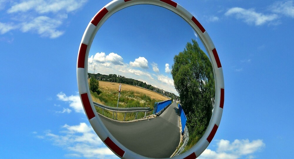 Konvexspiegel geben mehr Übersicht und eignen sich deshalb als Verkehrspiegel
