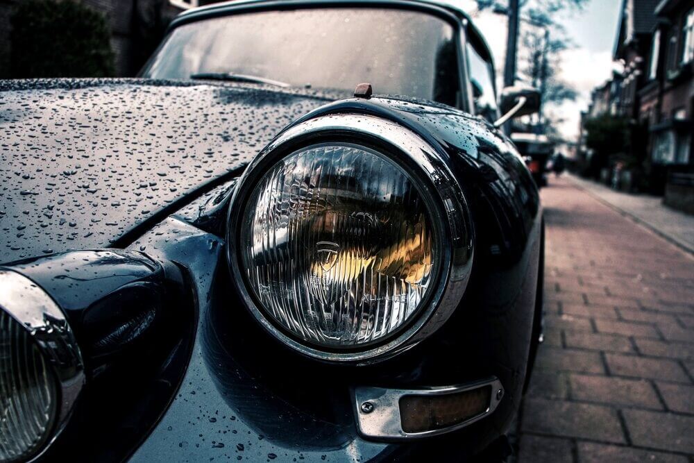 Fresnellinse sammelt die Brennpunktstrahlen zu Parallelstrahlen, deren Intensität nicht mehr mit dem Abstand abnimmt