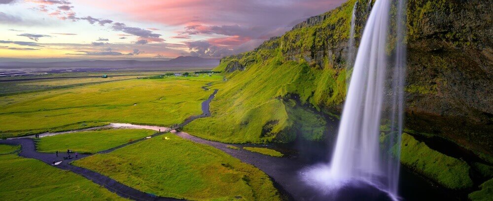 Waagrechter Wurf (Wasserfall über Klippe)