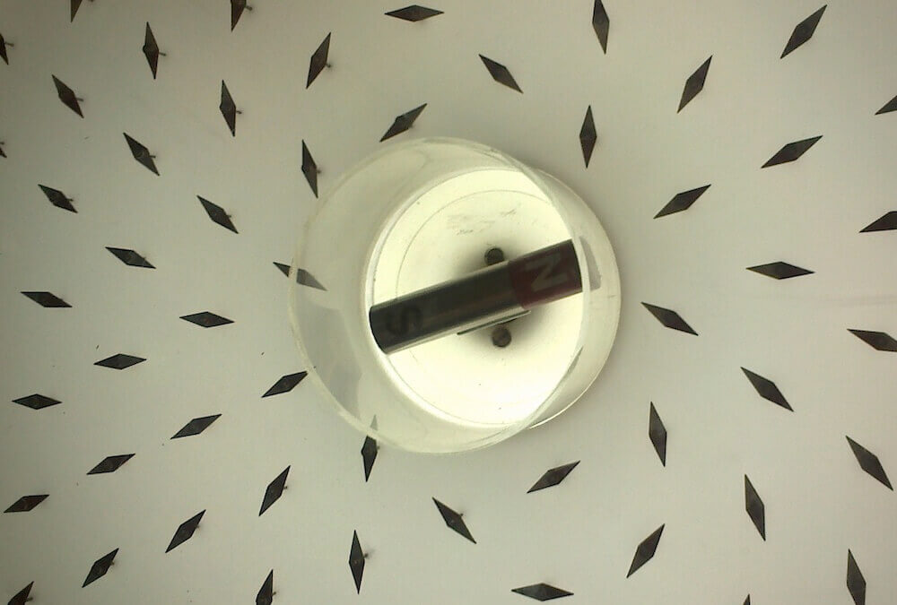 Feldlinien eines Stabmagneten mit Kompassnadeln