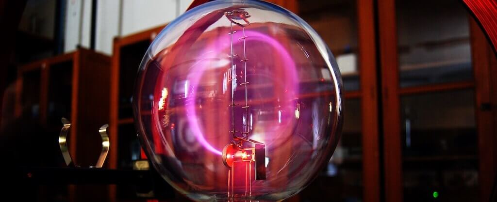 Ring von freien Elektronen im Fadenstrahlrohr dank Lorentzkraft