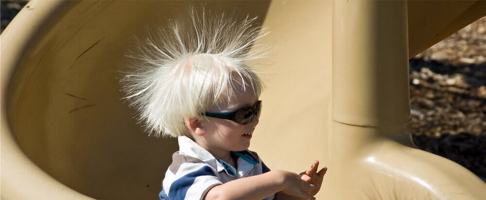 Statische Aufladung auf einer Rutsche (elektrische Ladung)