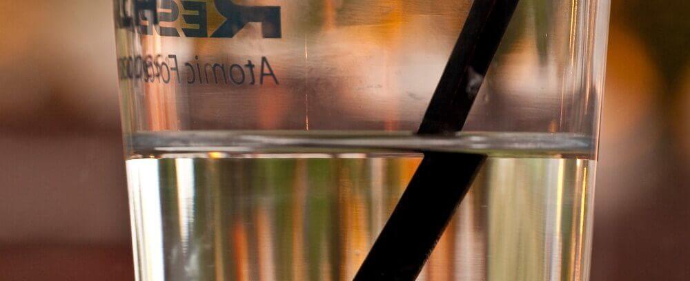 Brechung (Trinkhalm im Wasserglas)