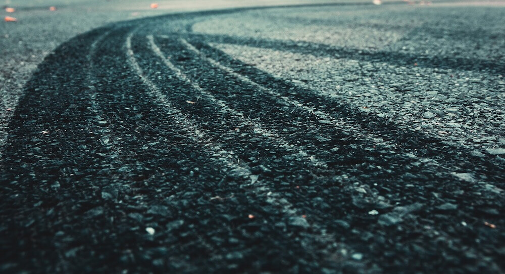 Kinetische Energie: Abbau durch Reibungsarbeit (Bremsspur)